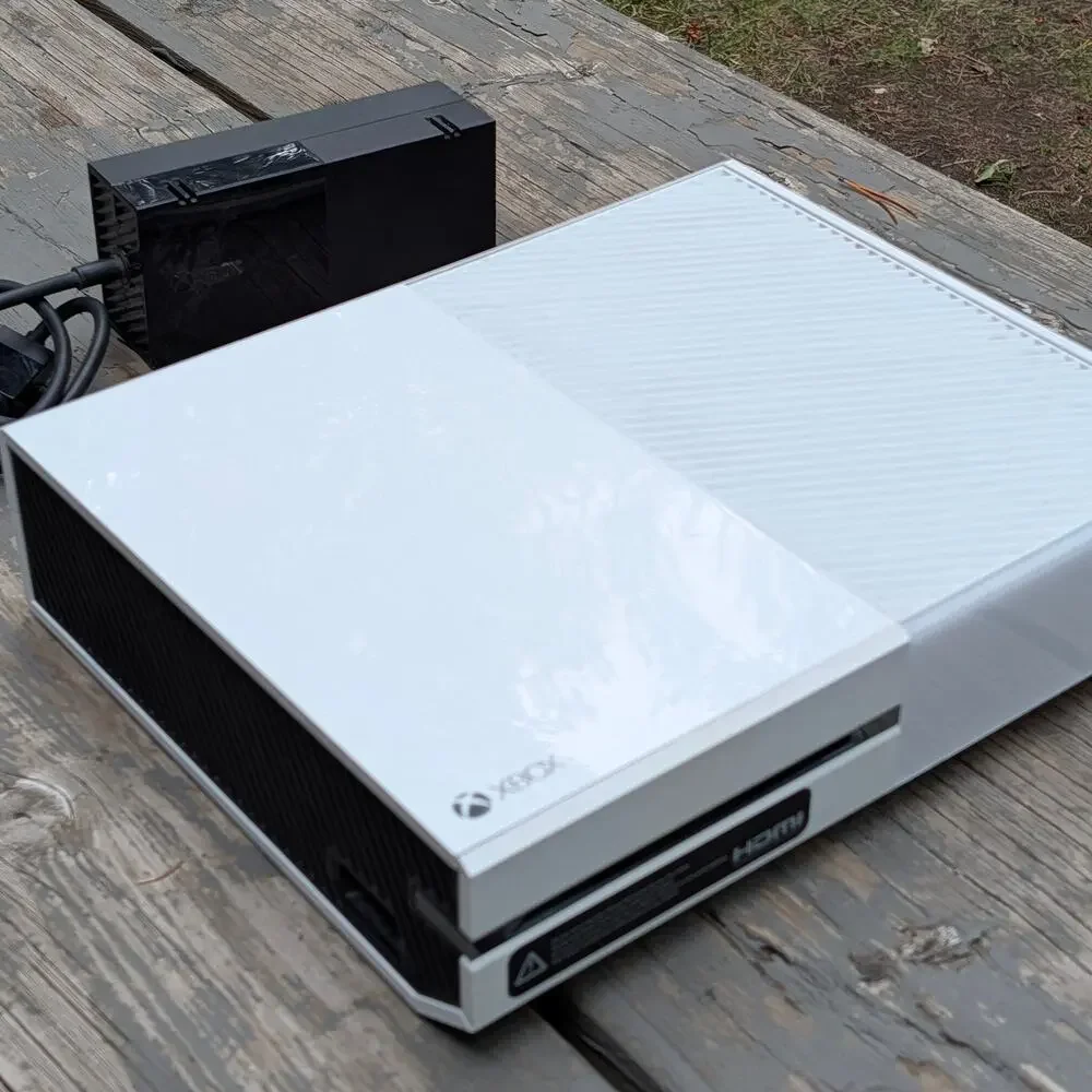 Microsoft Xbox One Console White Edition 500GB Bundle Cyber Nostalgia Core Retro